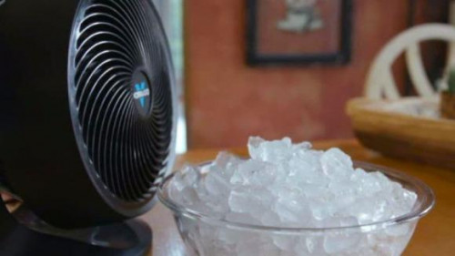 Đặt chậu nước trước quạt