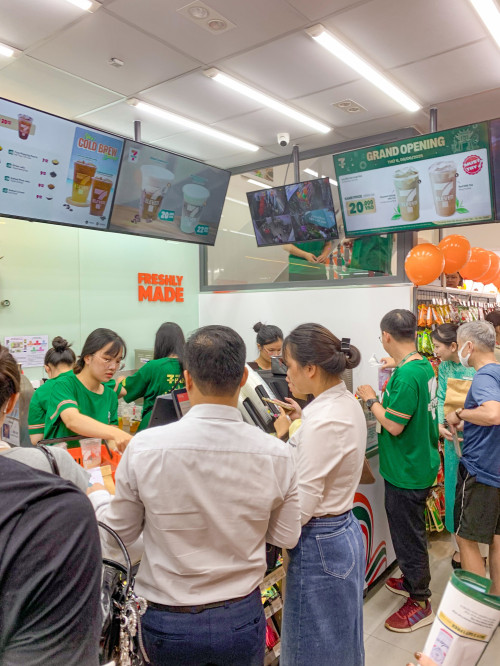Cảnh mua sắm tại 7-Eleven
