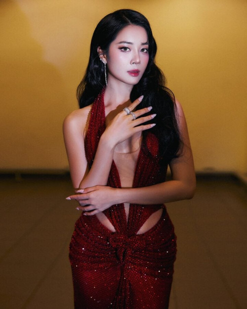 Karen Nguyễn trong một cảnh phim.