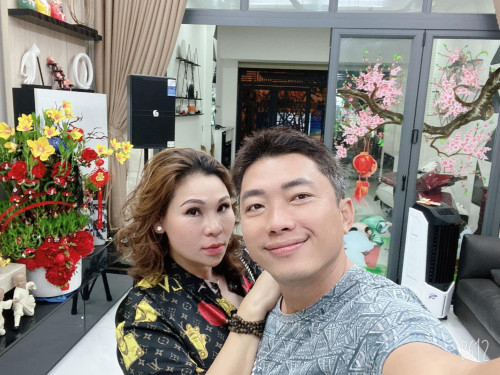 Nam diễn viên và vợ.