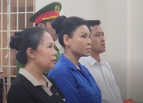 Bị cáo Trà (ở giữa) trong ngày tuyên án.
