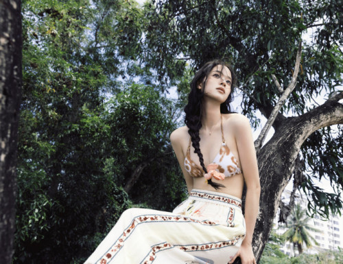 Âu Dương Na Na khoe hình thể với bikini.
