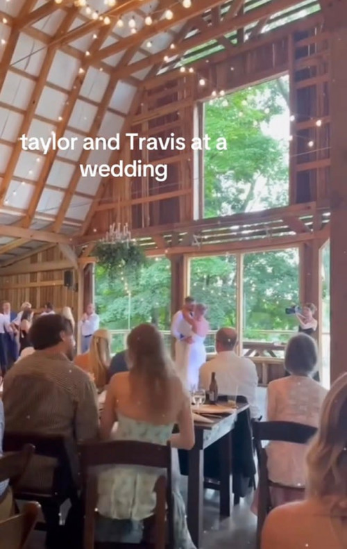 Taylor Swift thu hút mọi ánh nhìn với vóc dáng chuẩn trong chiếc váy hoa thanh lịch - Ảnh 2.