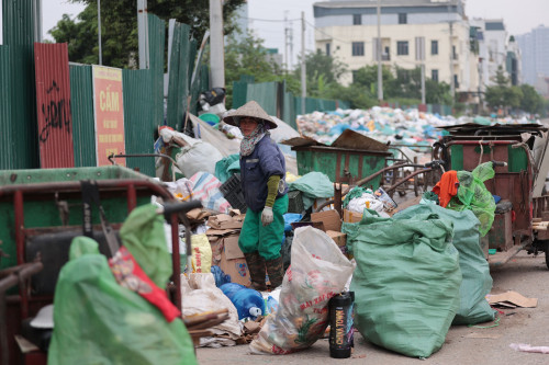 Rác thải bánh kẹo tại bãi rác