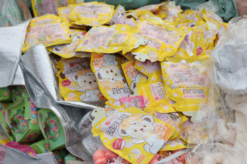 Rác thải bánh kẹo tại bãi rác
