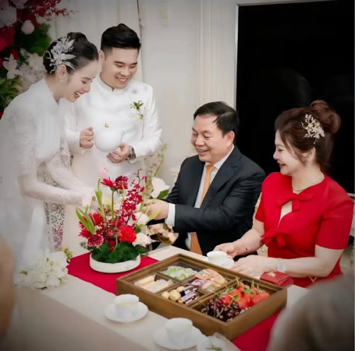 Hương Liên công khai hình ảnh lễ ăn hỏi.