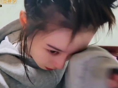"Nàng thơ gen Z" ôm mặt khóc nghẹn, "chủ tịch showbiz" hối hận từ tát mặt mình, chuyện gì đang xảy ra?- Ảnh 1.