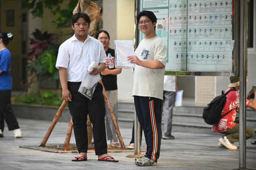Thí sinh có mặt từ sớm.
