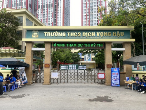 Cổng trường thi đã đông.