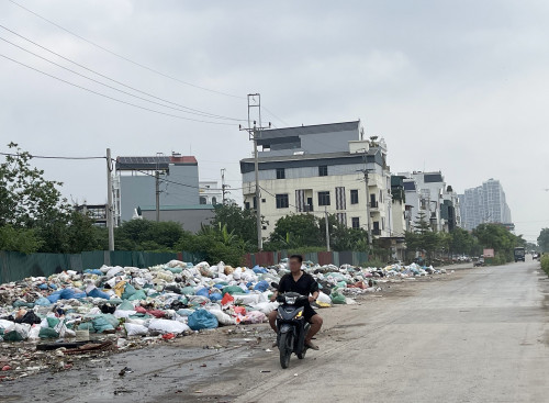 Rác thải bánh kẹo tại bãi rác La Phù