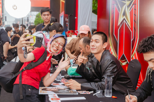 Song Luân khoe visual mới
