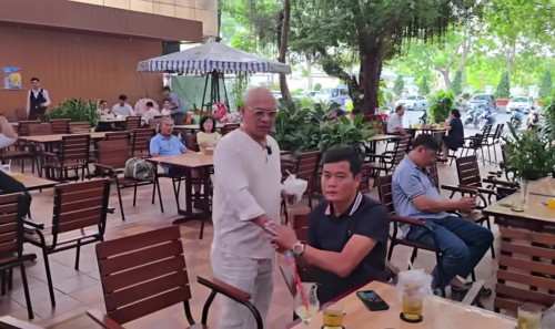 Hai ông trùm điện Quân gặp nhau sau khi phá sản, Khương Dừa nói thân mật với Color Man- Ảnh 1.