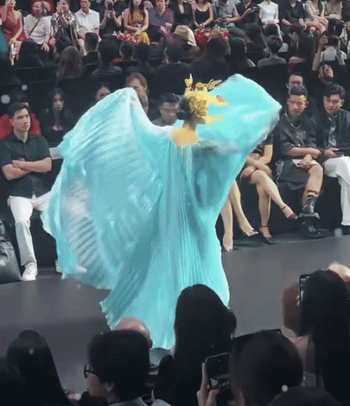 Nàng Mơ trình diễn ấn tượng tại Vietnam International Fashion Week.