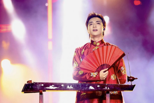 SOOBIN hát Tiến Quân Ca