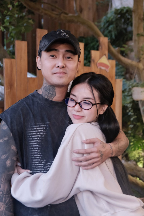 Cindy Lư và Đạt G bên các con.