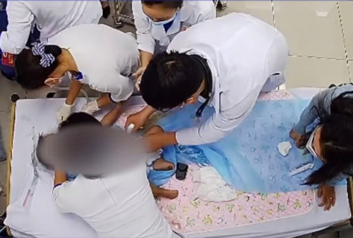 Bác sĩ, xin hãy cứu con tôi
