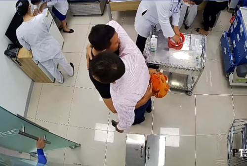 Cha vui mừng ôm bác sĩ