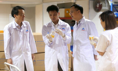 Lãnh đạo Cục Chăn nuôi và Thú y kiểm tra lô vaccine.