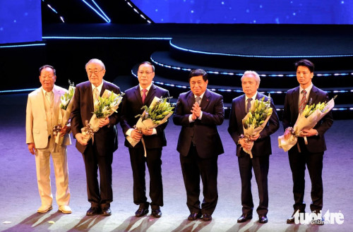 Phó thủ tướng Chính phủ Nguyễn chí Dũng tặng hoa lưu niệm cho các nhà khoa học.