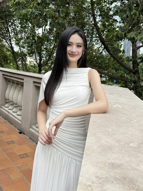 Hoa hậu Ý Nhi công khai mối quan hệ với bạn trai Anh Kiệt