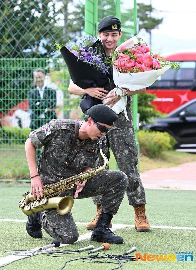 V và RM (BTS) xuất ngũ - Ảnh 2