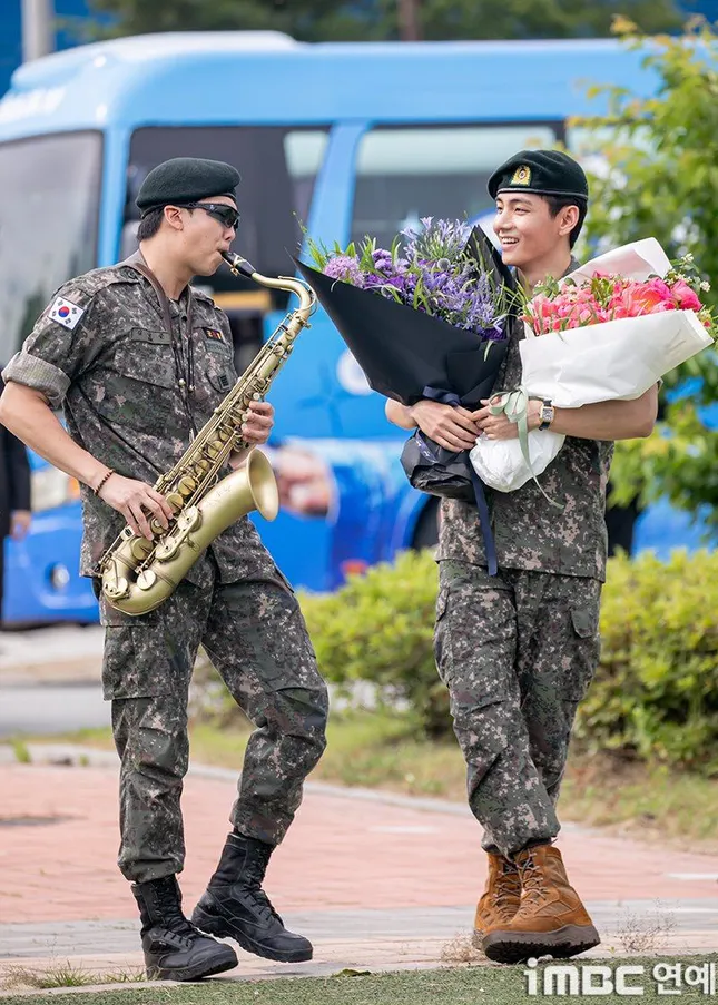 V và RM (BTS) xuất ngũ - Ảnh 4