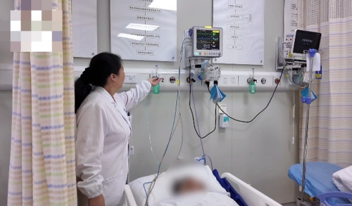 Người phụ nữ bị ho ra máu sau khi dọn dẹp nhà tắm.