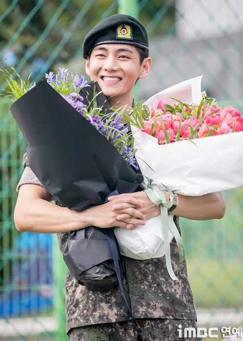 Ngày vui xuất ngũ của V và RM gây xôn xao MXH Hàn Quốc - Ảnh 1.