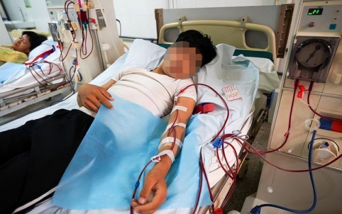 Chàng trai suy thận sau khi ăn 2 miếng rau.