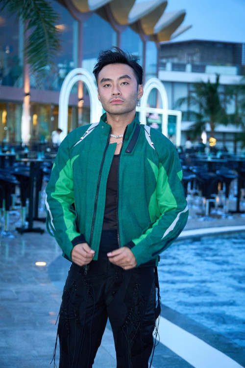 Dustin thu thập thông tin để trình báo