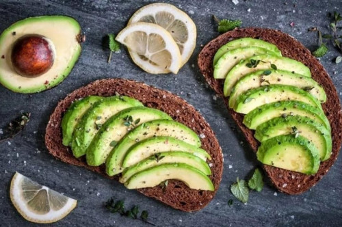 Cách ăn bơ kết hợp với bánh mì đen.