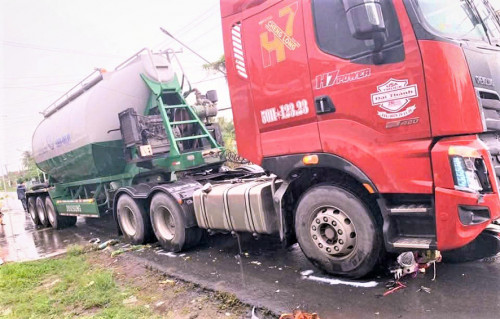 Tai nạn xe container - ảnh 1.