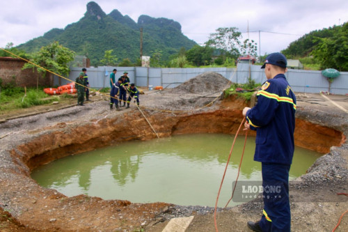 Dựng tìm kiếm nạn nhân vụ tai nạn rơi xuống hố 'tử thần' tại Bắc Kạn- Ảnh 2.