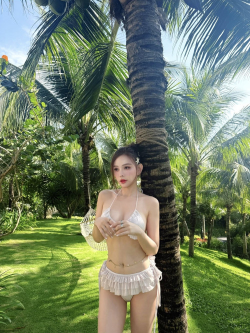 Thu Thủy khoe dáng trong bộ bikini gợi cảm.