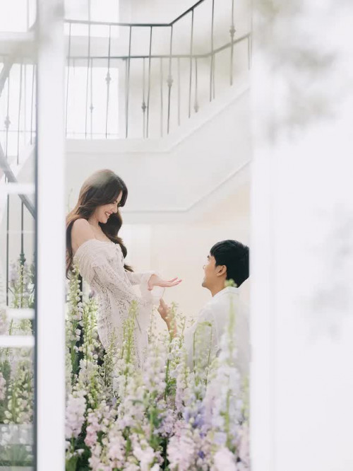 Ter Chantavit trao nhẫn cho Mai Davika