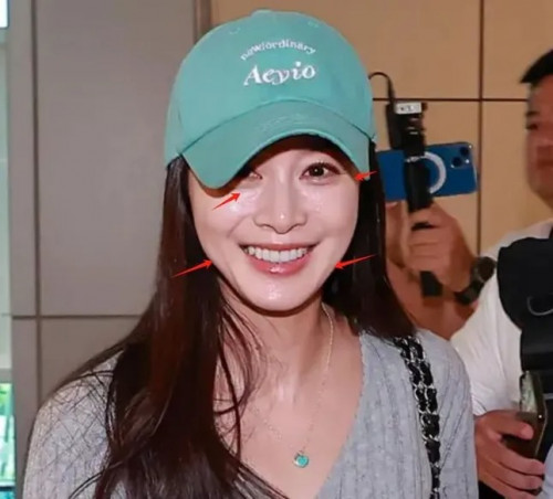 Kim Tae Hee tại sân bay