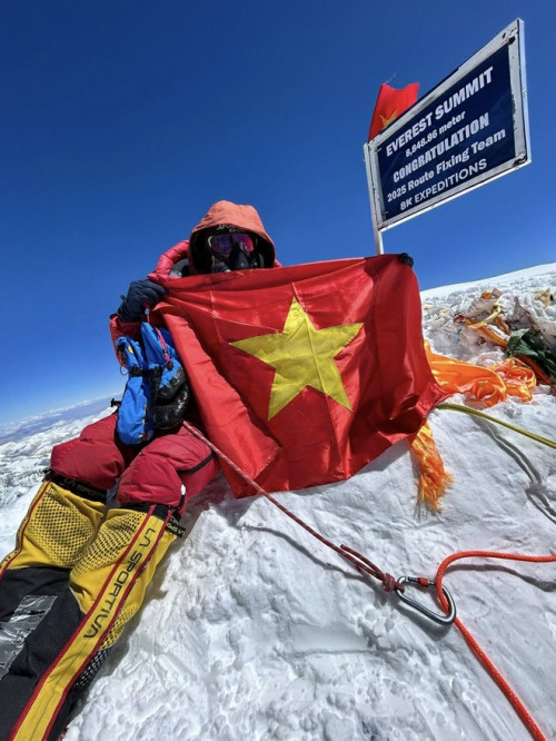Nguyễn Mạnh Duy chinh phục 2 đỉnh núi Everest và Lhotse trong 48 giờ đồng hồ.