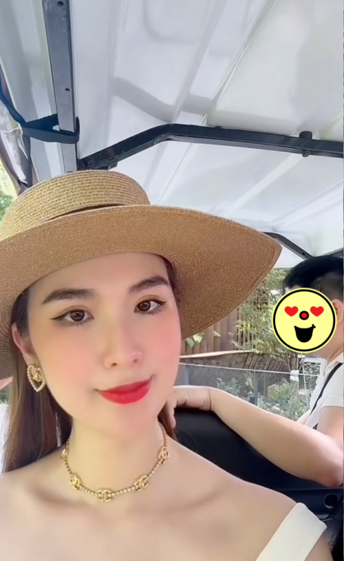 Ngọc Loan và người đàn ông bên cạnh trong chuyến du lịch.