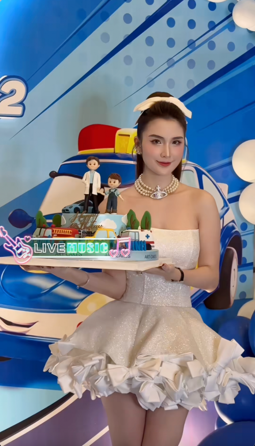 Ngọc Loan và con trai trong bữa tiệc sinh nhật.
