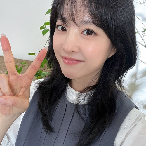 Park Bo Young uống nước