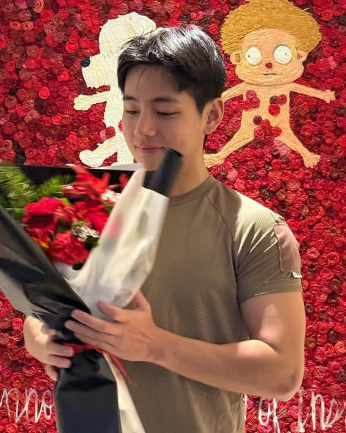 V nhận bánh kem chúc mừng