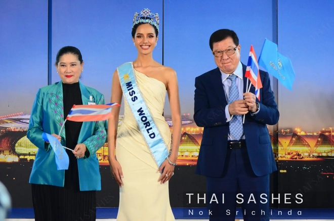 Hàng nghìn người dân Thái Lan đón Hoa hậu Thế giới 2025