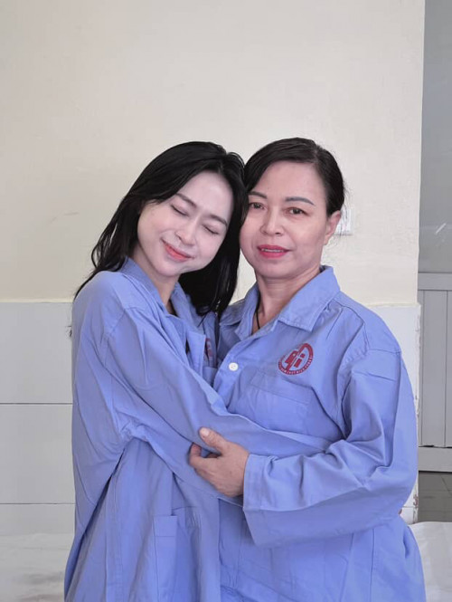 Nguyễn Hương và mẹ trong ca phẫu thuật