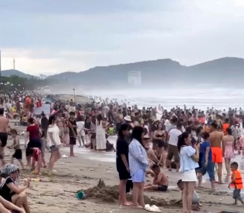 Sáng nay, hơn 20 du khách đuối nước ở biển Cửa Lò - Ảnh 1.