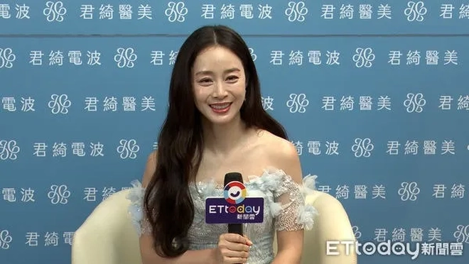 Kim Tae Hee ở tuổi 45 - Ảnh 1