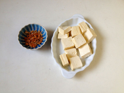 Canh rong biển nấu đậu phụ và tôm khô
