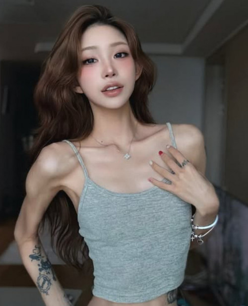 Choi Joon Hee gây sốc với thân hình gầy trơ xương, toàn thân xám kín, chỉ nặng 41kg - Ảnh 1.