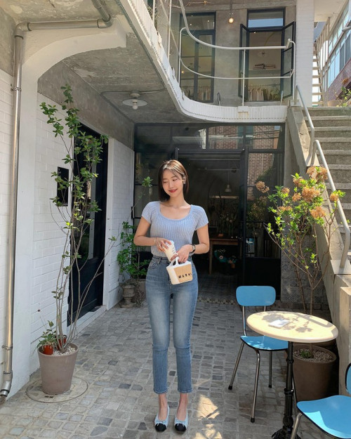 Áo len tăm và quần jeans