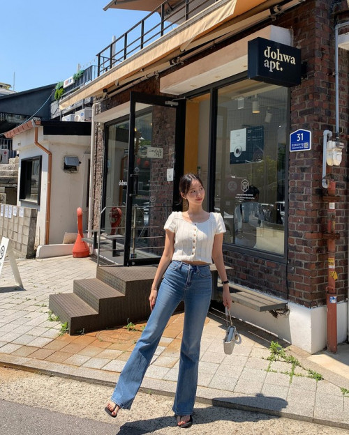 Áo len tăm và quần jeans
