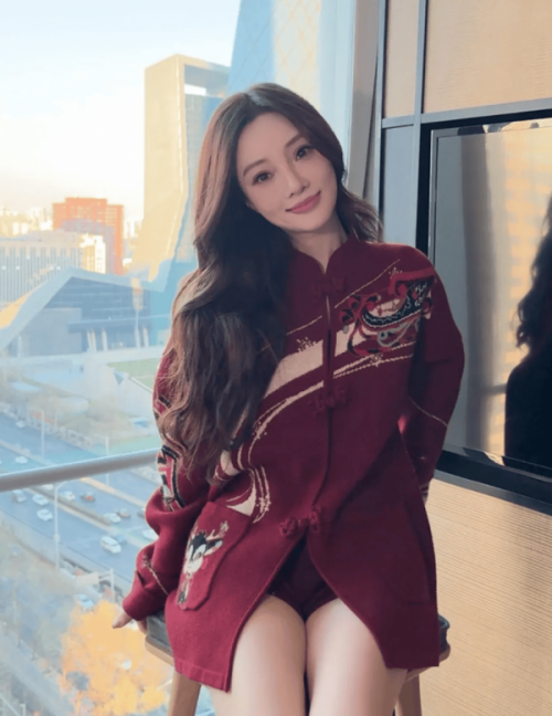 Lý Tiểu Lộ livestream bán hàng.
